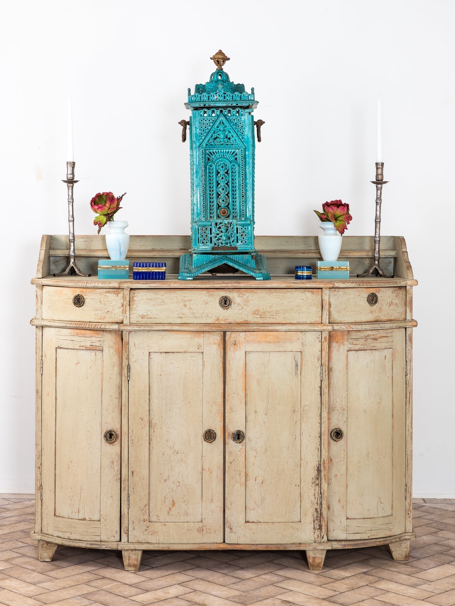 A Collector’s Autumn: Layering Antiques and Decorative Objects for October Spaces