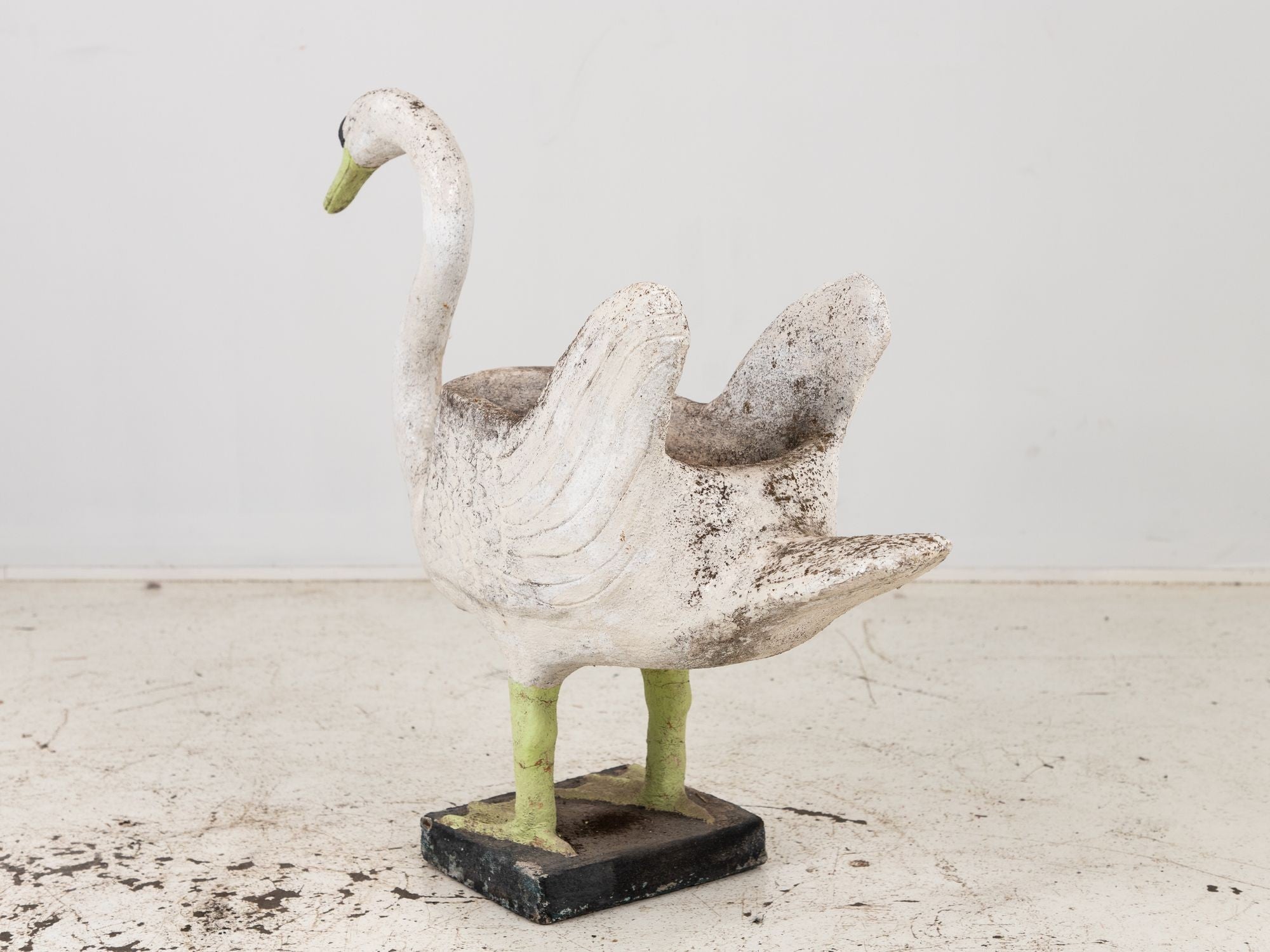 Reconstituted Stone Swan on Raised Feet Planter, English Early 20th Century