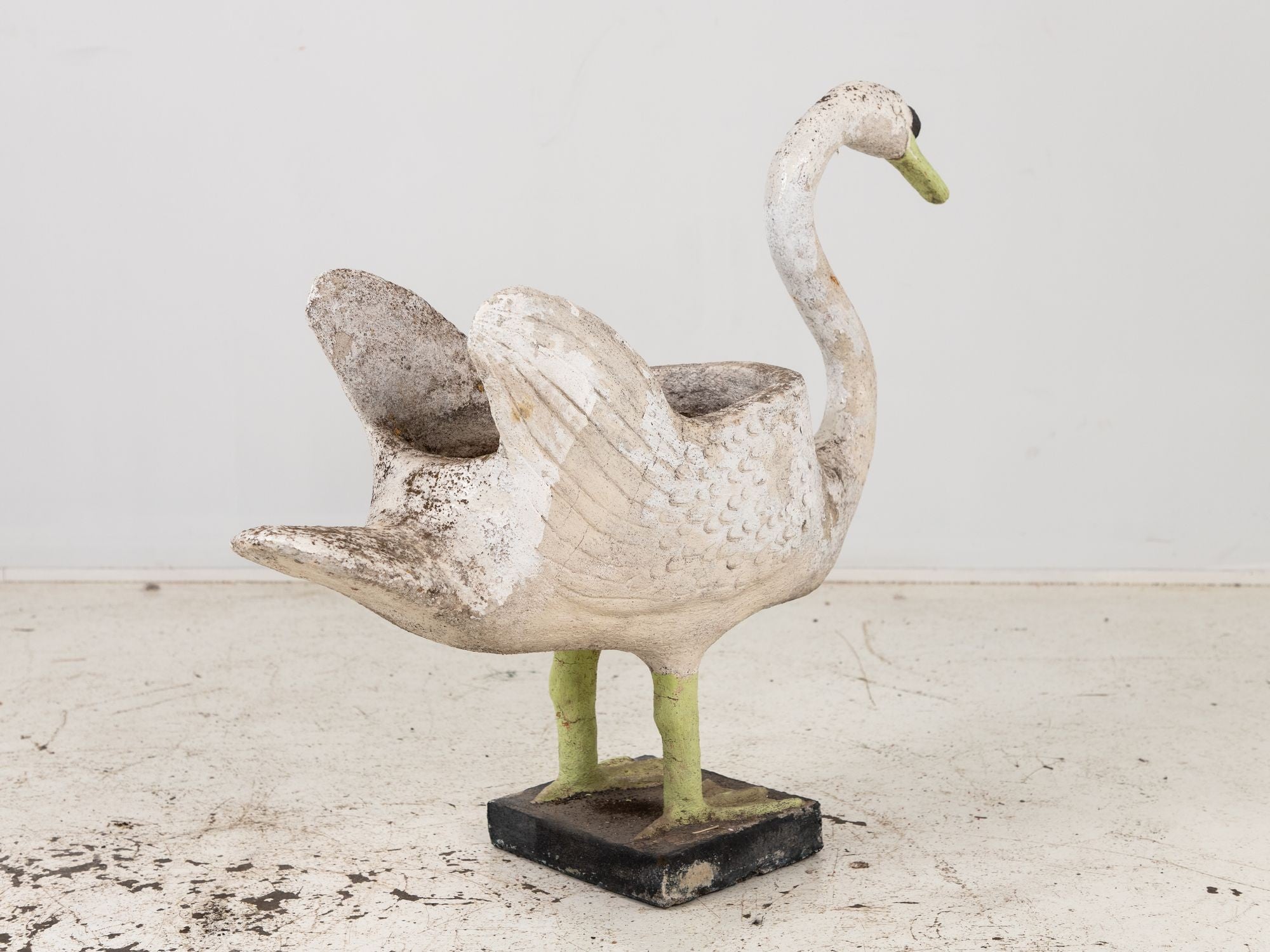 Reconstituted Stone Swan on Raised Feet Planter, English Early 20th Century
