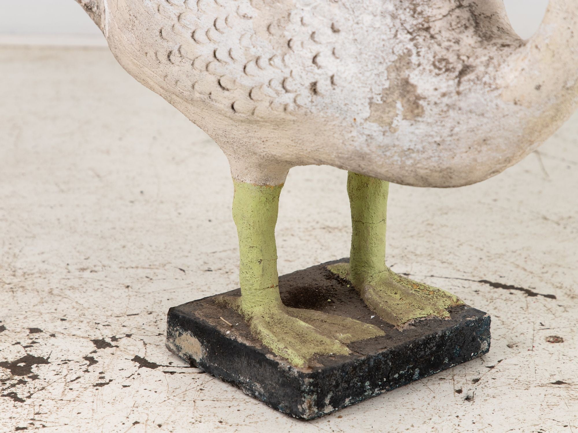 Reconstituted Stone Swan on Raised Feet Planter, English Early 20th Century